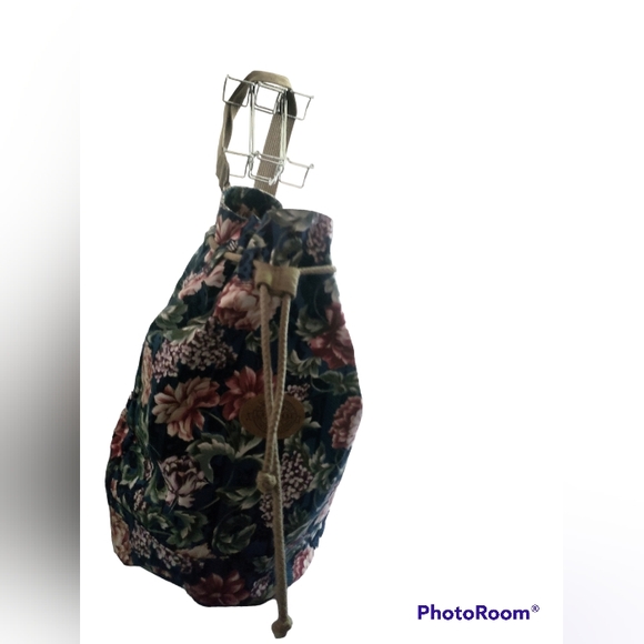LACROSSE FLORAL VINTAGE SLING BAG. - Picture 2 of 6